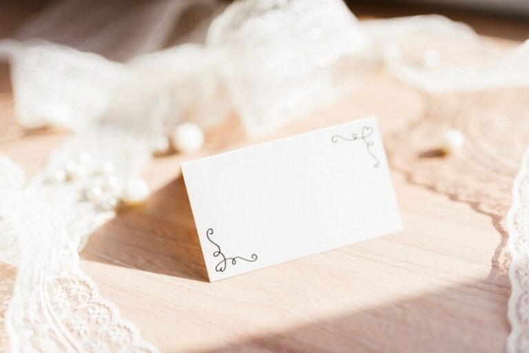 Odmiana nazwisk na zaproszeniach ślubnych: praktyczny przewodnik po etykiecie i gramatyce